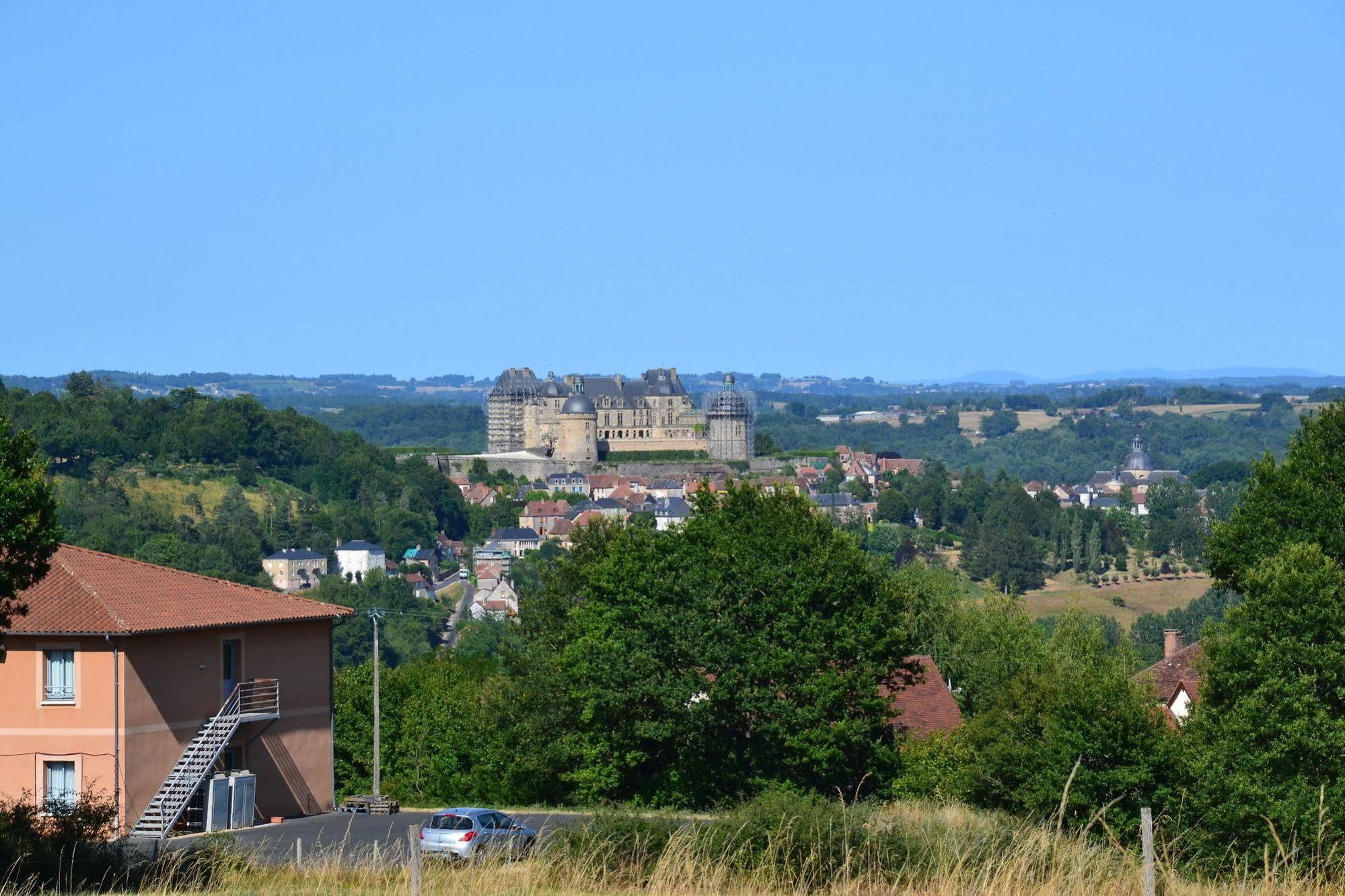 Au Perigord Noir Hotel Hautefort Exterior photo